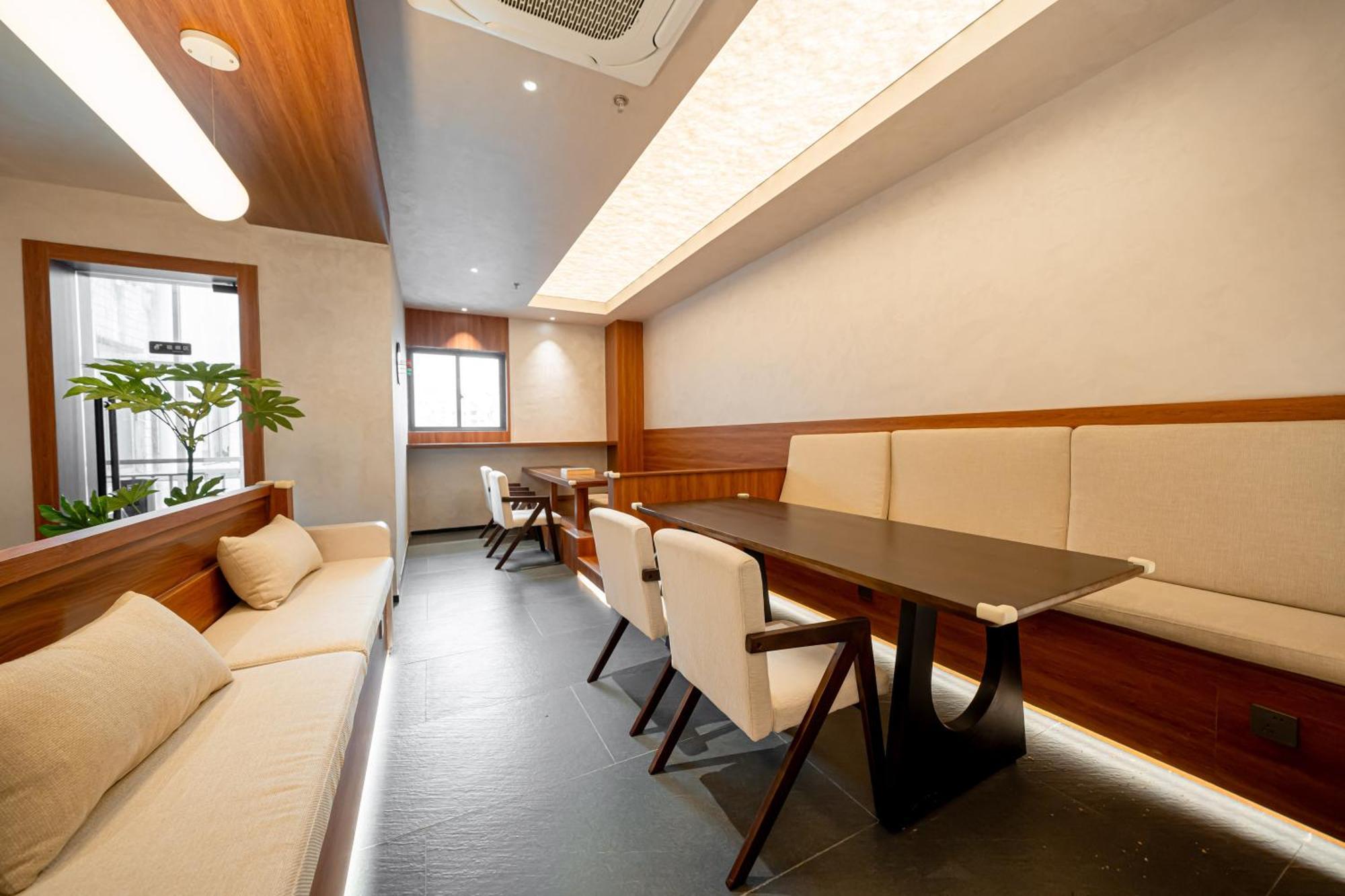 Xihe Hotel-shanghai Lujiazui Lancun Road Subway Station Branch