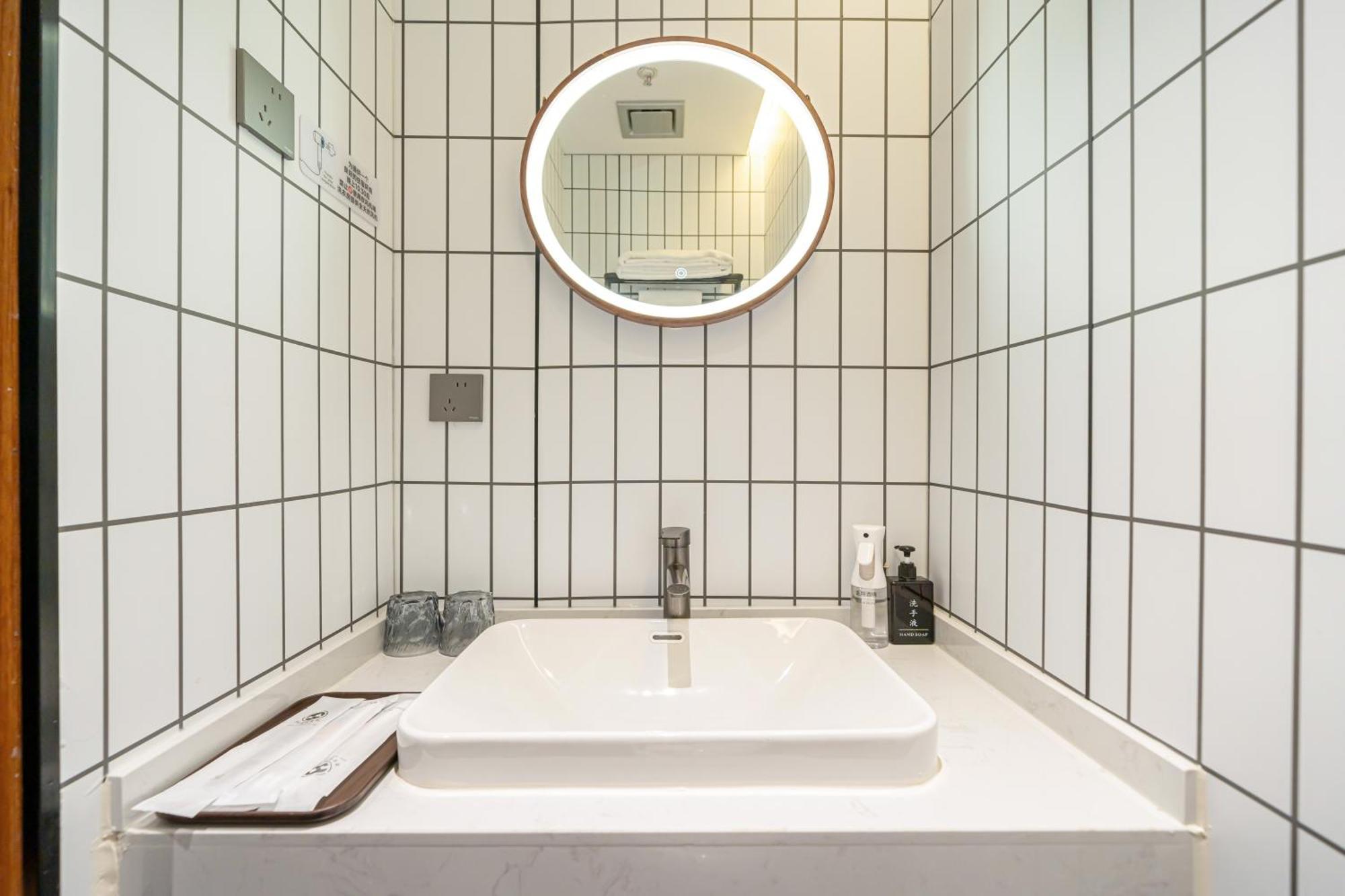 Xihe Hotel-shanghai Lujiazui Lancun Road Subway Station Branch 2*